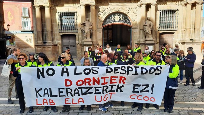 Trabajadores de Dornier protestan en Pamplona por el despido de dos empleados.
