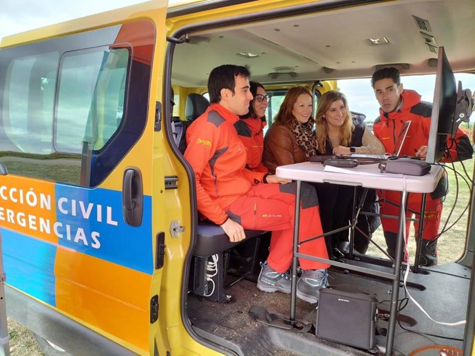 La directora de la Agencia de Protección Civil y Emergencias, Irene Cortés, y la delegada territorial de Valladolid, Raquel Alonso, durante la presentación de la unidad.
