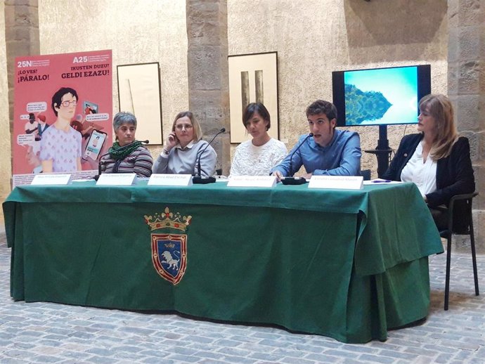 Acto de la Federación Navarra de Municipios y Concejos junto con otras entidades para explicar su "compromiso" con la lucha contra la violencia hacia las mujeres.