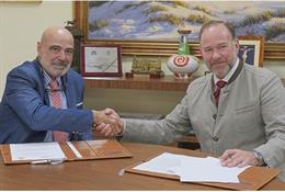 El presidente de Ancce, José Juan Morales, (i) y el presidente de la Fundación Caja Rural del Sur, José Luis García-Palacios, (d) rubrican un convenio de colaboración.