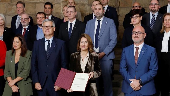 Foto de familia de la Reunión Informal Ministerial de Vivienda y Desarrollo Urbano, celebrada en Laboral Ciudad de la Cultura, en Gijón, tras la firma de la Declaración de Gijón.