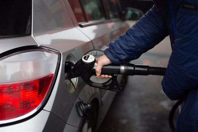 Archivo - Un hombre reposta gasolina en una gasolinera de Barcelona