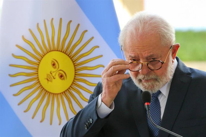 Archivo - El presidente de Brasil, Luiz Inácio Lula da Silva, con la bandera de Argentina al fondo