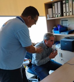 El uso de fármacos broncodilatadores y antiinflamatorios constituye sólo una parte del tratamiento que deben de ser complementadas con intervenciones no farmacologías como la educación terapéutica, que debe de ser pieza imprescindible del abordaje.