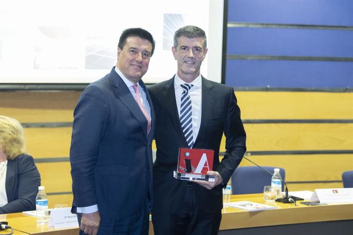 El teniente de alcalde del área Económica y Nuevas Tecnologías del Ayuntamiento y parlamentario andaluz, José María Ayala, recoge el premio al Ayuntamiento por el 'Proyecto Innovador Destacado'