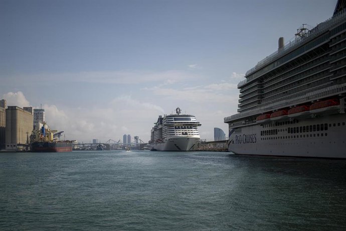 Archivo - Varios barcos en el puerto de Barcelona