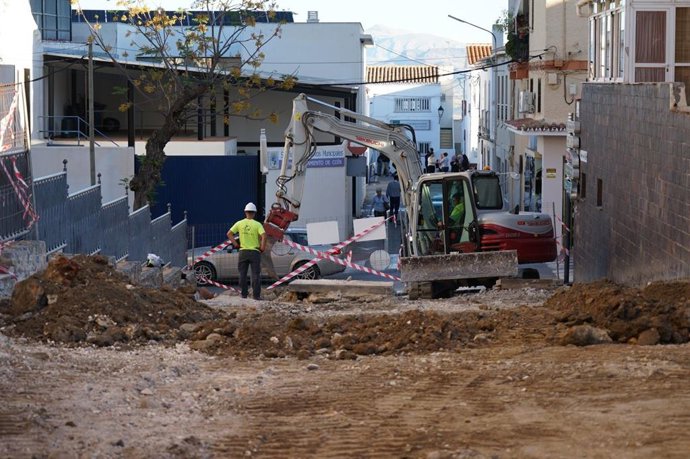 Trabajan en la remodelación integral de la calle Bartolomé Abelenda, en Coín.