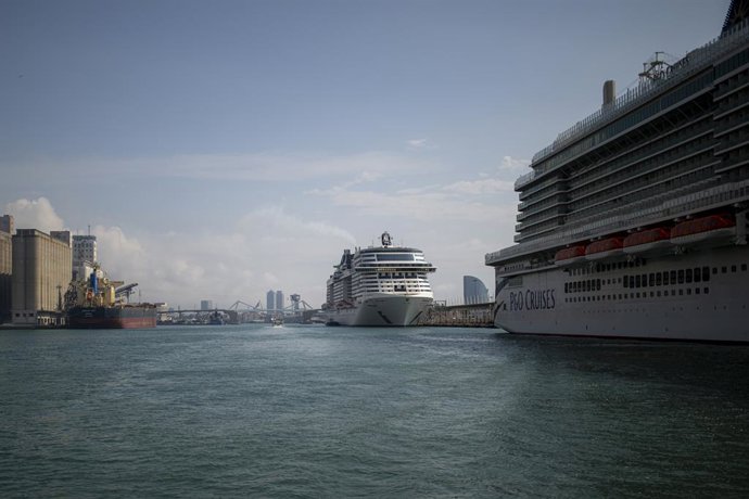 Archivo - Varios barcos en el puerto de Barcelona