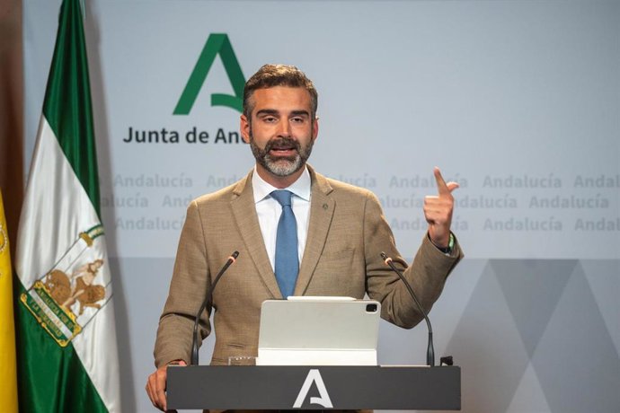 El consejero de Sostenibilidad, Medio Ambiente y Economía Azul y portavoz del Gobierno, Ramón Fernández-Pacheco comparece en rueda de prensa posterior al Consejo de Gobierno. A 14 de noviembre de 2023, en Sevilla (Andalucía, España). Como cada martes, e