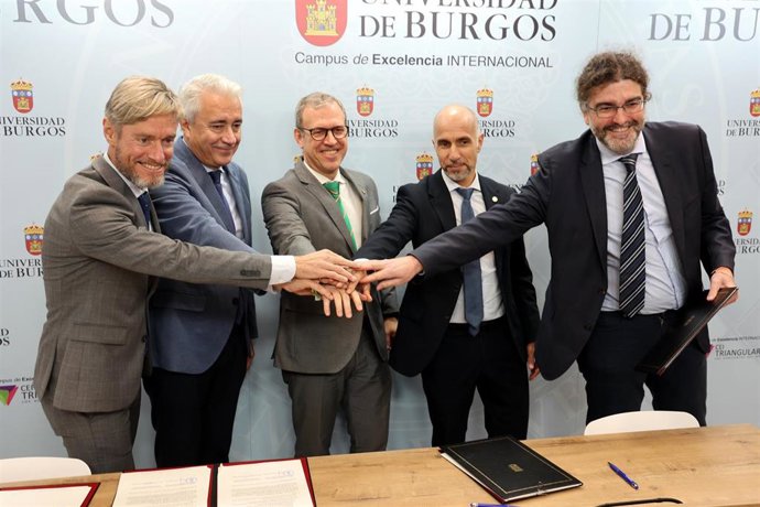 Veganzonea (c), junto a los gerentes de las cuatro universidades.