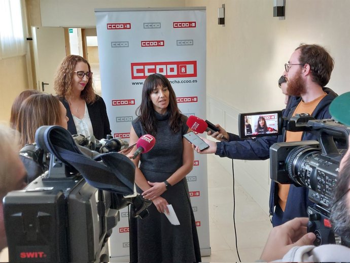 Declaraciones de la la secretaria regional de Mujeres y Políticas LGTBI de CCOO, Rosario Martínez,, junto a la consejera de Igualdad, Sara Simón