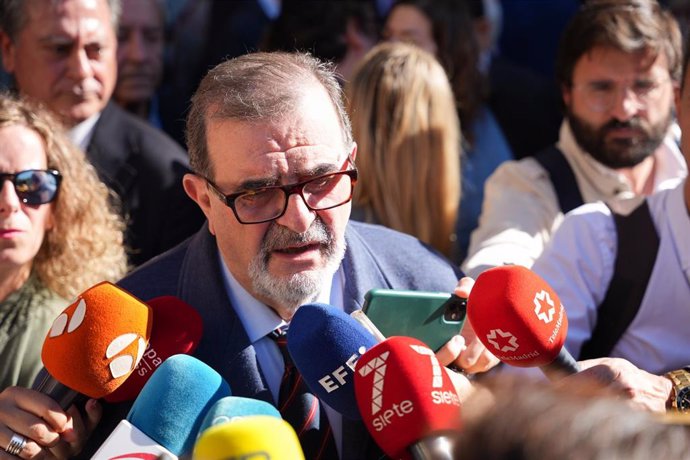 El primer presidente de la Junta de Andalucía y magistrado, José Rodríguez de la Borbolla, atiende a los medios en Sevilla durante la concentración de jueces y magistrados contra la Ley de Amnistía pactada por el PSOE y Junts