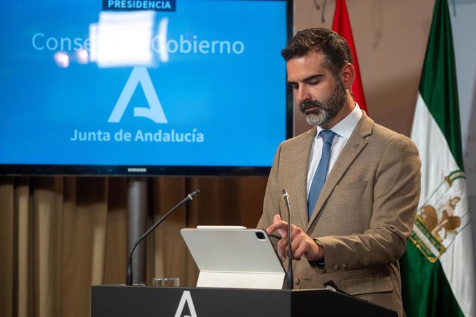 El consejero de Sostenibilidad, Medio Ambiente y Economía Azul y portavoz del Gobierno, Ramón Fernández-Pacheco comparece en rueda de prensa posterior al Consejo de Gobierno. A 14 de noviembre de 2023, en Sevilla (Andalucía, España). 