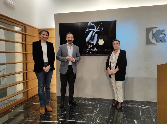 Félix Romero (centro), entre Francisca Herrador y Carmen Flores, en la presentación de 'Ponte Fino'.
