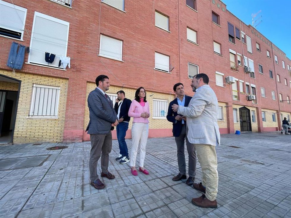La directora general de AVRA, Susana Cayuelas, durante su visita a una de las actuaciones en Ayamonte (Huelva).