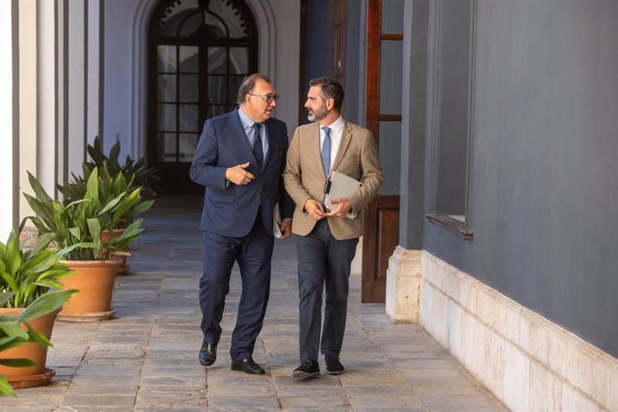 El consejero de Sostenibilidad, Medio Ambiente y Economía Azul y portavoz del Gobierno, Ramón Fernández-Pacheco (d)  junto al consejero de Turismo, Cultura y Deporte Arturo Bernal Bergua (i) 