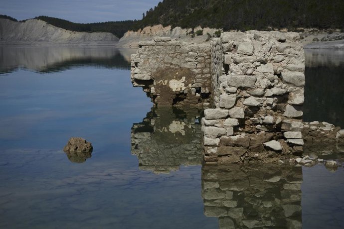 Archivo - Surgen a la superficie parte de las termas romanas que se encontraban bajo el agua en el pantano de Yesa, a 27 de abril de 2023, en Yesa, Navarra (España). Los embalses navarros almacenan actualmente 646 hectómetros cúbicos de agua, dejando la