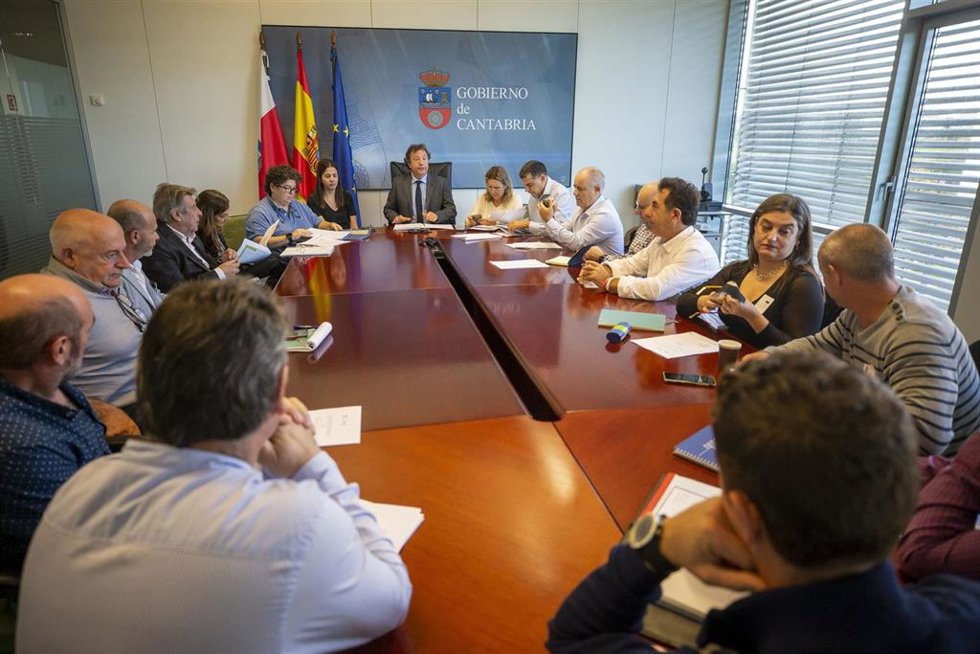El consejero de Desarrollo Rural, Ganadería, Pesca y Alimentación, Pablo Palencia, preside la Mesa Regional Agraria.