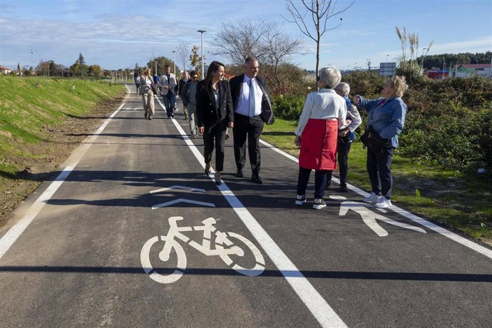 El Consejero De Fomento, Roberto Media, Y La Alcaldesa De Santa Cruz De Bezana, Carmen Pérez Tejedor, Inauguran El Carril Bici Y Peatonal Entre El Centro De Salud Y Mompía