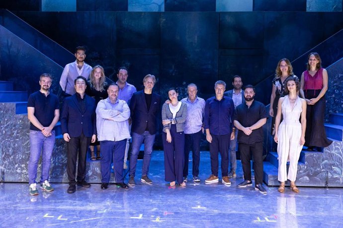 Cantantes y parte del equipo de la ópera 'Manon' de Massenet