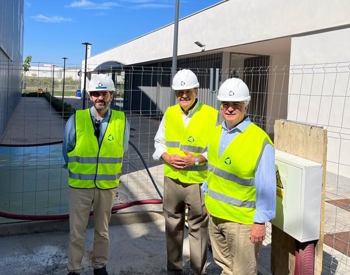 El rector José Alberto Parejo ha visitado las obras acompañado por Juan Jurado, vicepresidente de la Fundación Universitaria CEU Fernando III El Santo, e Isidro Quintanilla, responsable de Servicios Generales de CEU Andalucía.