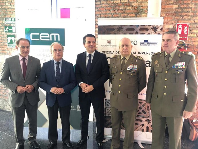 El presidente de la CEA y de la CEM, Javier González de Lara; el presidente de la CECO, Antonio Díaz Córdoba; y el alcalde de Córdoba, José María Bellido; junto a representantes del Ejército de Tierra.