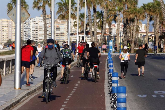 Archivo - Adultos pasean y hacen ejercicio en el primer día en que el Gobierno permite salir a hacer deporte de forma individual y pasear con otra persona con la que se conviva, a determinadas horas y hasta un kilómetro de distancia del domicilio, en En