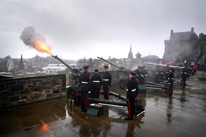 Salvas en honor del rey Carlos III en Edimburgo