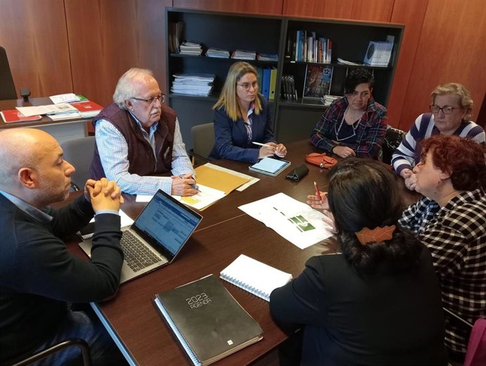 El concejal de Medio Ambiente y Sostenibilidad del Ayuntamiento de Gijón, Rodrigo Pintueles, presenta a la asociación vecinal 'La Serena', del barrio del Llano, el proyecto de reforma del parque Electra.