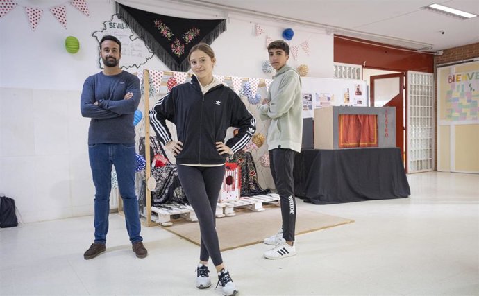 Archivo - Alumnos del IES Marismas de Los Palacios, reconocido por la difusión del flamenco. (Foto de archivo).