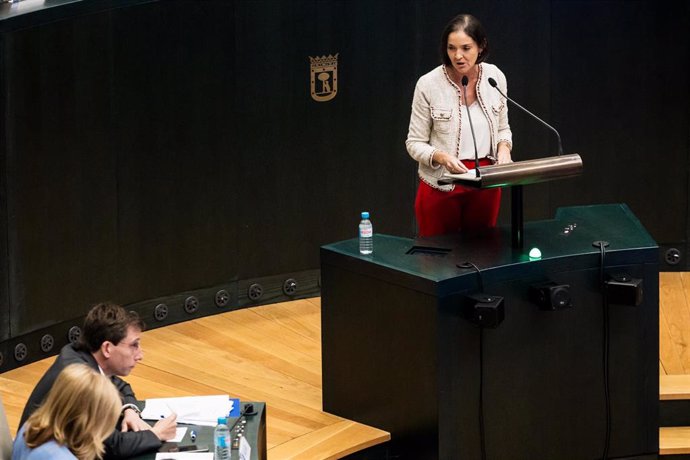 La portavoz del Grupo Municipal Socialista en el Ayuntamiento de Madrid, Reyes Maroto, interviene durante el Pleno del Ayuntamiento de Madrid ante el alcalde, José Luis Martínez-Almeida