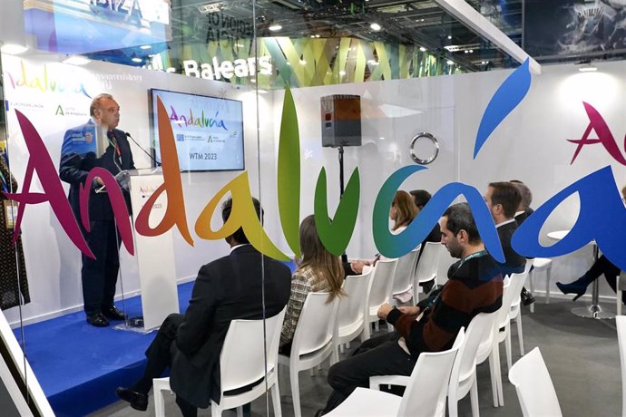 El consejero de Turismo, Cultura y Deporte, Arturo Bernal, informa de las acciones desarrolladas por la Consejería de la Junta de Andalucía en el marco de la feria turística World Travel Market. A 7 de noviembre de 2023 en Londres (Reino Unido).