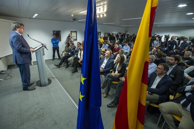 El expresidente de la Generalitat y eurodiputado de Junts, Carles Puigdemont, comparece en una rueda de prensa para explicar los detalles del acuerdo de investidura con el PSOE, en el Parlamento Europeo, a 9 de noviembre de 2023, en Bruselas (Bélgica). PS