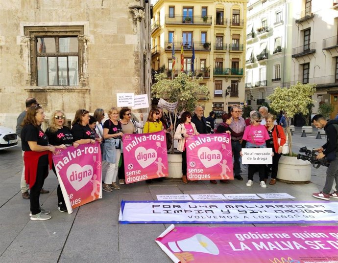 Concentración de la asociación de vecinos de la Malva-rosa frente al pleno del Ayuntamiento en la Plaza Manises