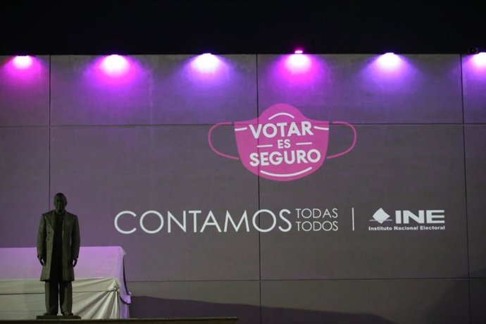 Archivo - Cartel animando al voto en las elecciones de México