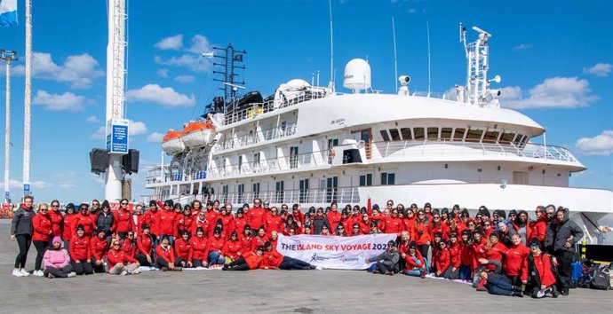 Salida de las segunda expedición del programa Homeward Bound con 95 mujeres a bordo del 'Island Sky', desde Puerto Madryn (Argentina) el 14 de noviembre de 2023.