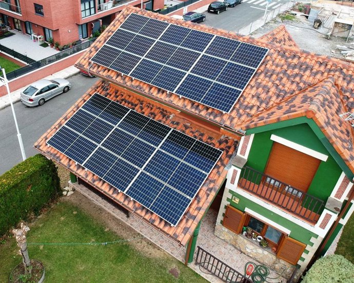 Una preciosa vivienda con paneles solares.