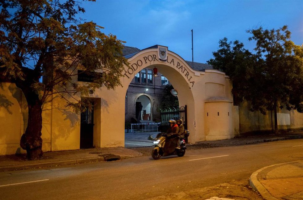Una moto pasa por delante de la entrada principal del cuartel de Carabanchel, a 11 de noviembre de 2023, en Madrid (España).