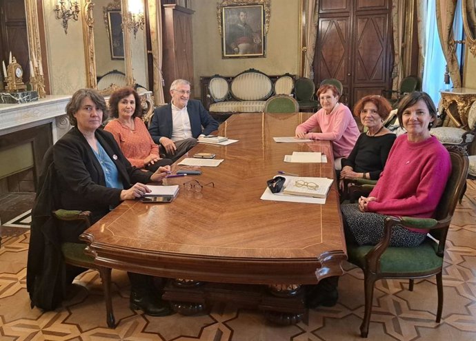 Imagen de la reunión del consejero Taberna y la Coordinadora de Organizaciones de Mujeres y/o Feministas de Navarra (COMFIN)