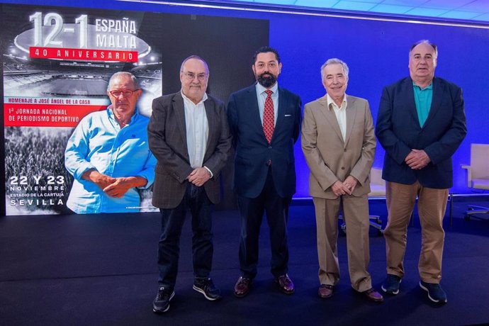 El periodista y escritor Alfredo Relaño, presidente de honor del diario As; el secretario general de Deporte de la Junta de Andalucía, José María Arrabal; y el presidente de honor de la Asociación de la Prensa Deportiva de Sevilla, Javier Bermejo.