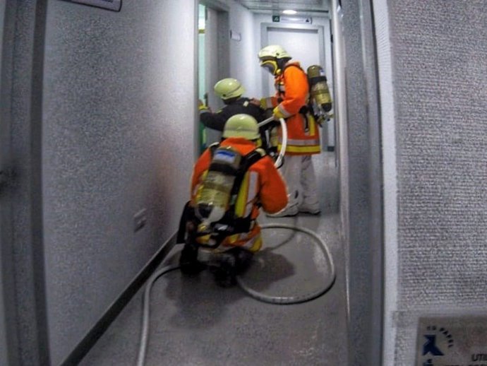 Bomberos participan en el simulacro de incendio y evacuación del Hospital Infanta Margarita de Cabra.