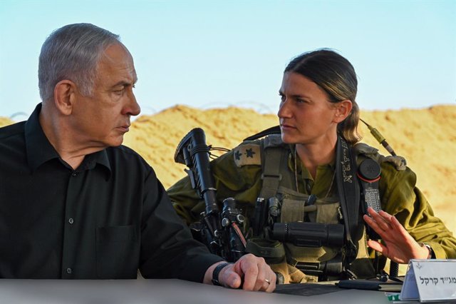 El primer ministro israelí, Banjamin Netanyahu, junto a una soldado.