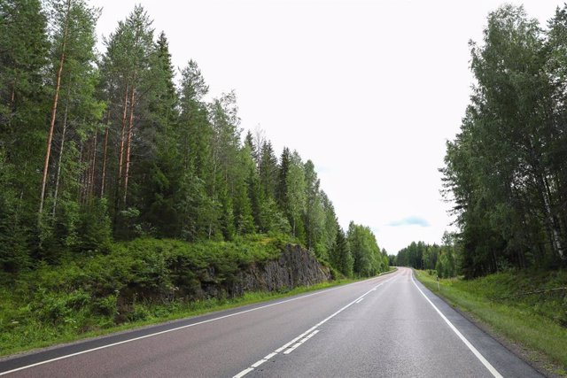 Archivo - Carretera en la frontera entre Finlandia y Rusia