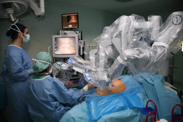 Archivo - Intervención quirúrgica con el robot Da Vinci de HM Hospitales