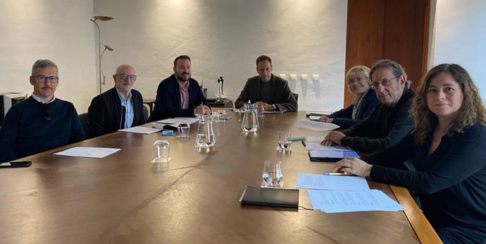 Representantes de la Secretaría Autonómica de Cultura y Deportes reunidos con la Plataforma CREA