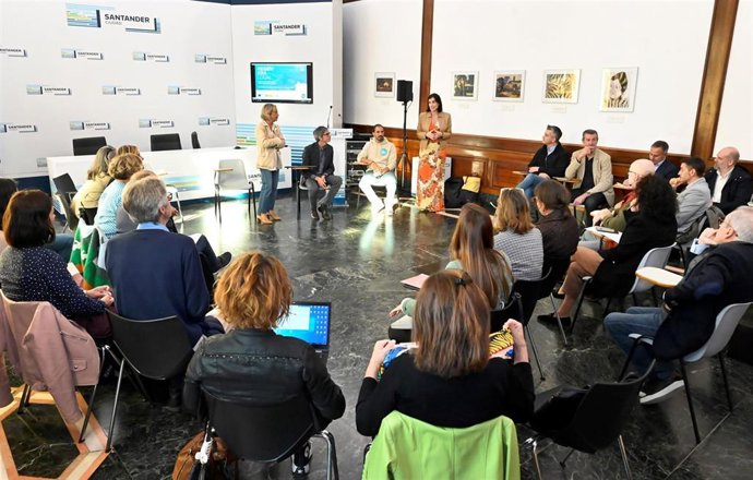 Reunión preparatoria en el Ayuntamiento de Santander del congreso 'Regenera Local'