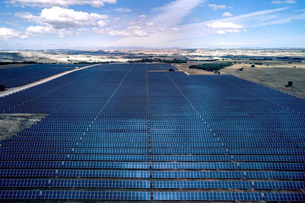 Archivo - Paneles solares.