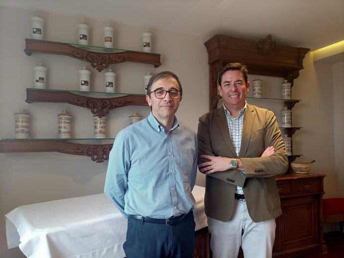 El presidente del Colegio, Manuel Martínez del Peral, acompañado del tesorero, Luis Panadero