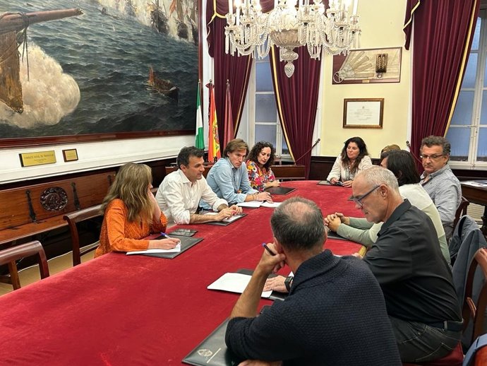 El alcalde de Cádiz, Bruno García, el teniente de alcalde delegado de Servicios Sociales, Pablo Otero, y la de Economía, Maite González, en una reunión con la representación sindical de la plantilla del servicio de ayuda a domicilio