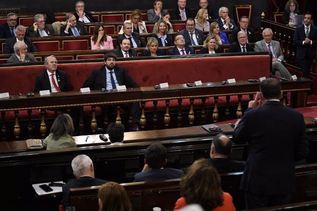 El presidente de Aragón, Jorge Azcón (i), y el presidente de la Región de Murcia, Fernando López Miras (d), durante un debate tras la Comisión General de las Comunidades Autónomas, en el Senado, a 19 de octubre de 2023, en Madrid (España). En la Comisión,